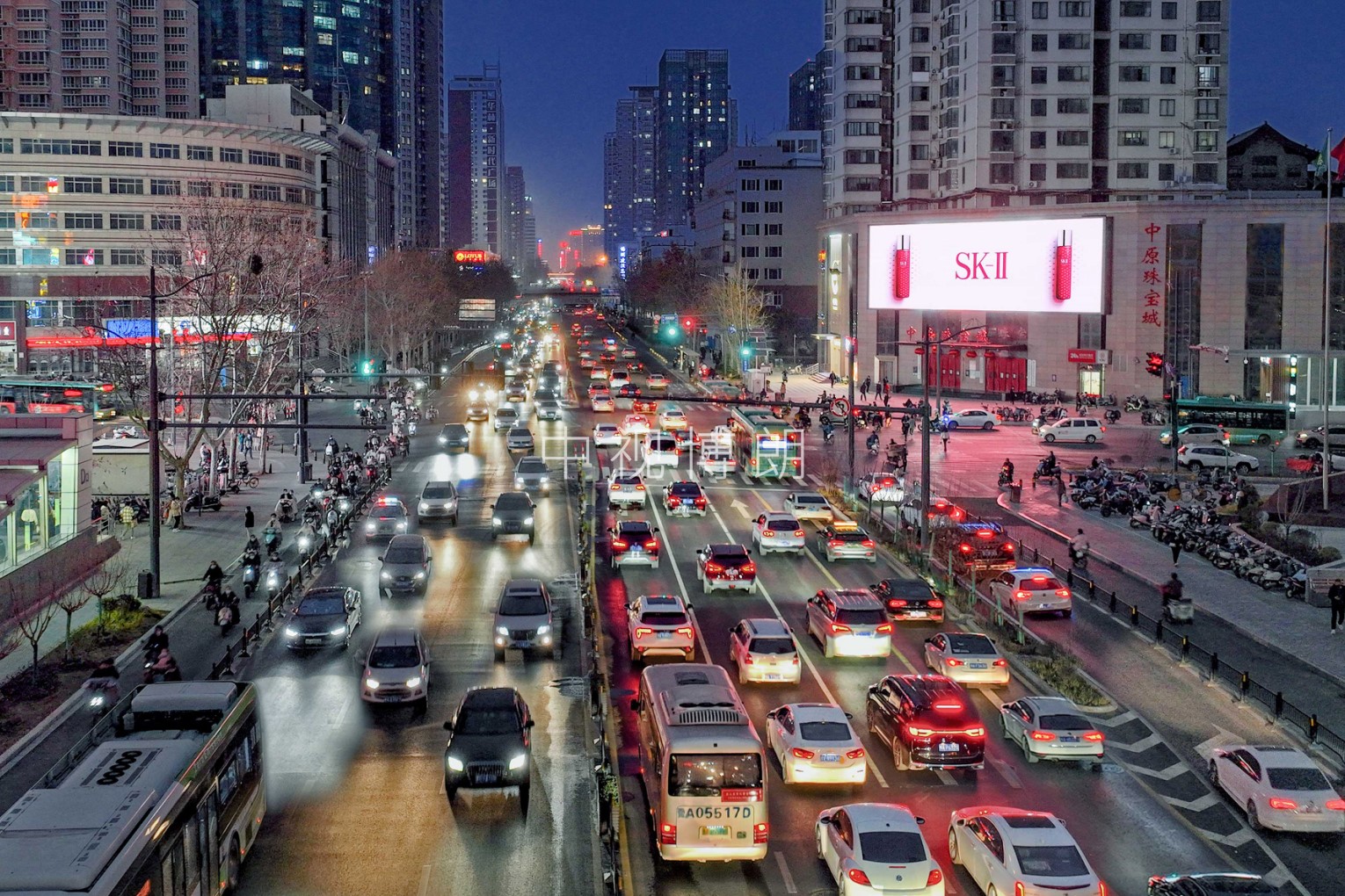 郑州LED大屏广告-郑州东大街珠宝城屏广告-郑州地标广告