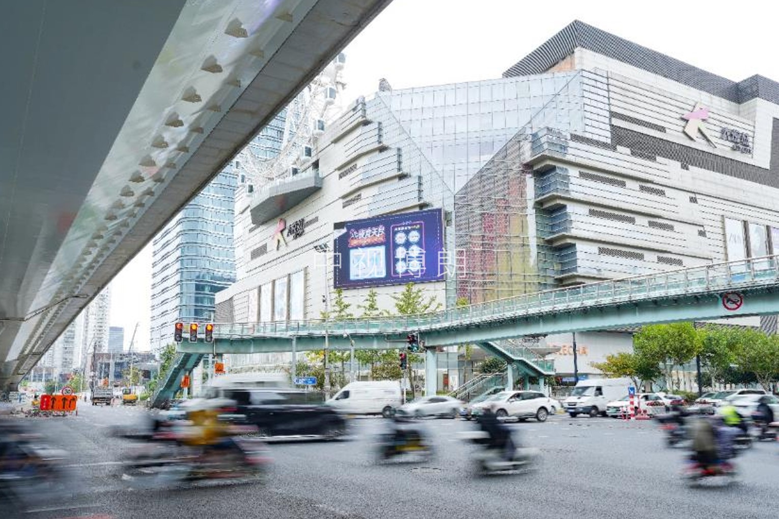 上海LED大屏广告-上海静安大悦城3D双屏互动屏广告-上海地标广告