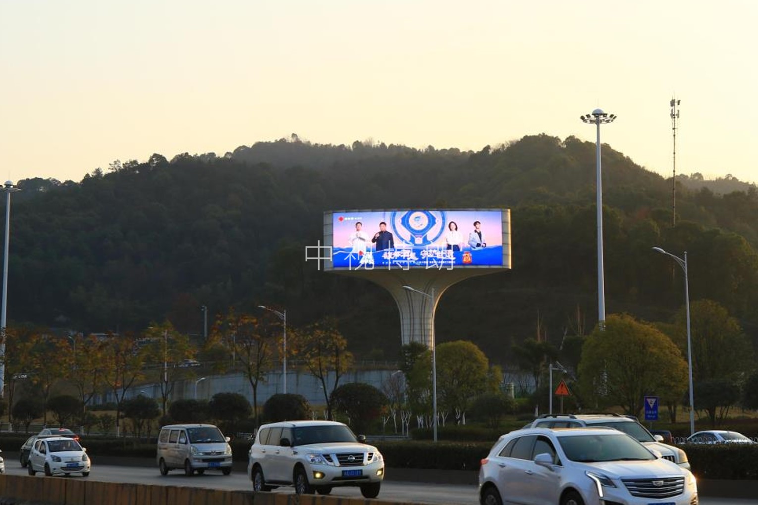 长沙LED large screen advertising-长沙西二环梅溪湖立交立柱屏广告-长沙地标广告