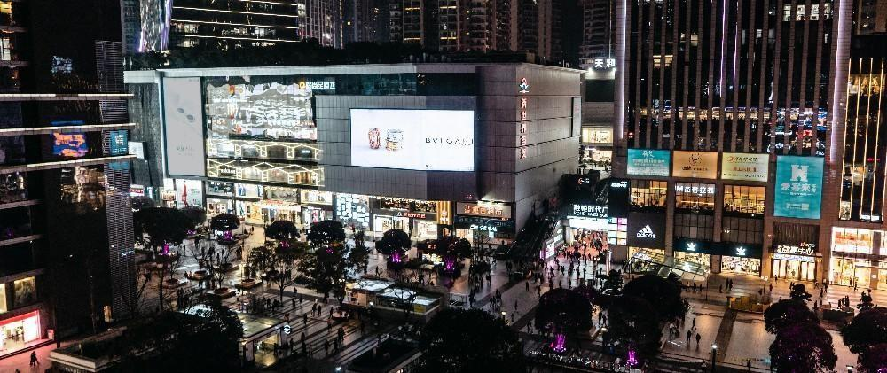 重庆户外大牌广告-重庆新世界百货墙面1号位灯箱广告-重庆地标广告