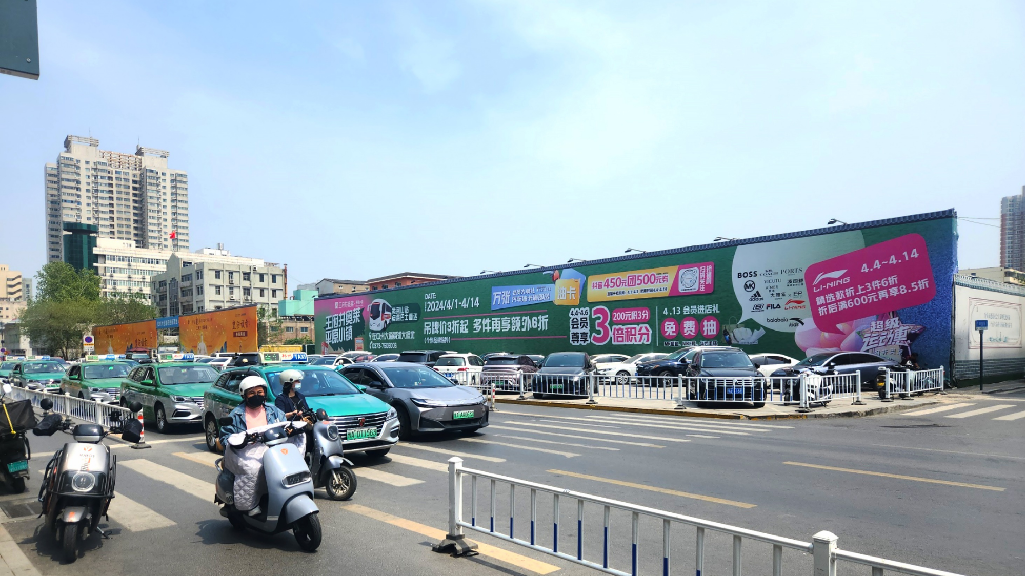 郑州户外大牌广告-郑州丹尼斯大卫城对面围挡大牌广告-郑州地标广告