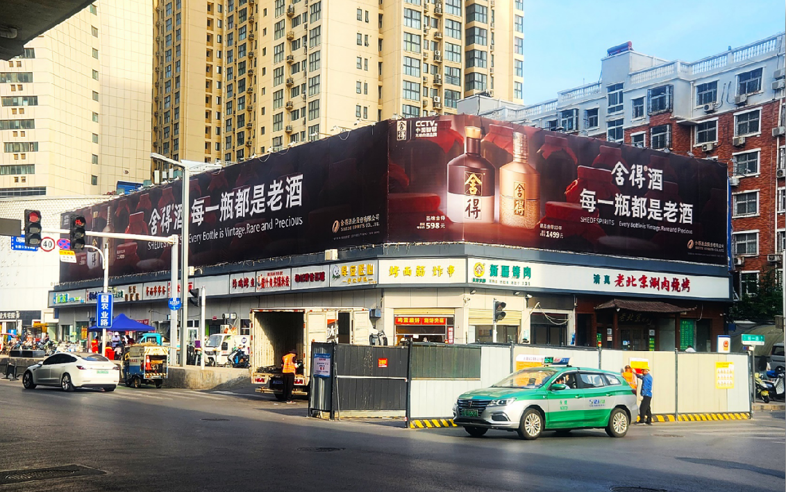 郑州户外大牌广告-郑州农业路与经一路交汇处大牌广告-郑州地标广告
