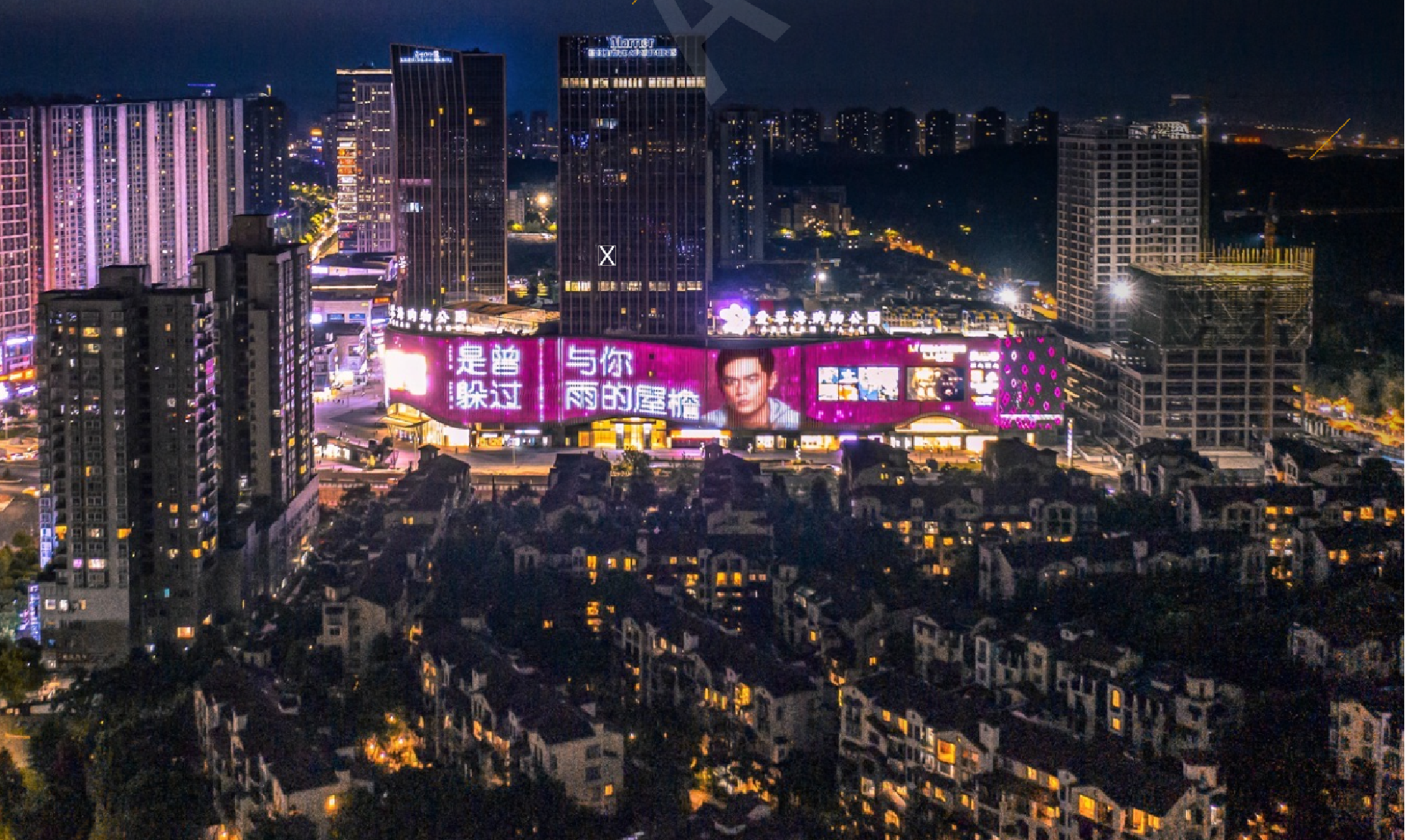 重庆灯光秀广告-重庆爱琴海幻境灯光秀广告-重庆地标广告
