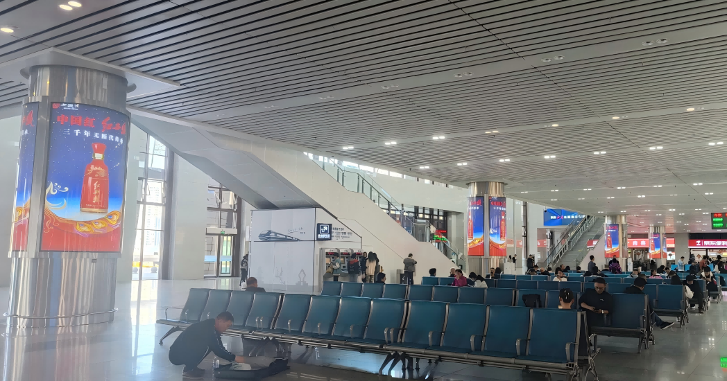 Baoji South Station-Pillar light box in the station waiting hall