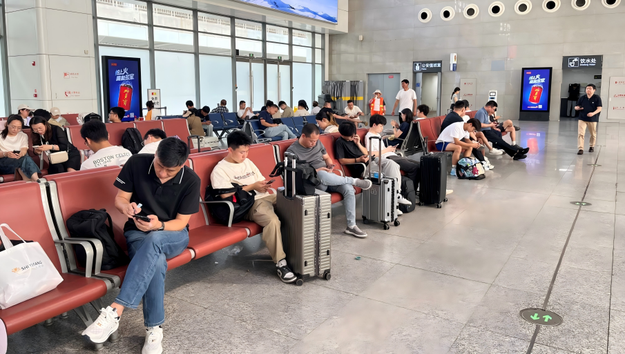 Баодин (станция)-Наборы для самостоятельной щетки зала ожидания