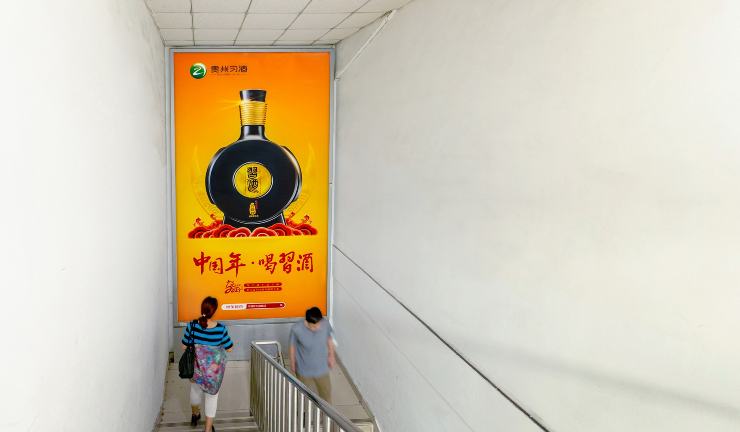 北京南站广告-夹层换乘区墙面灯箱套装