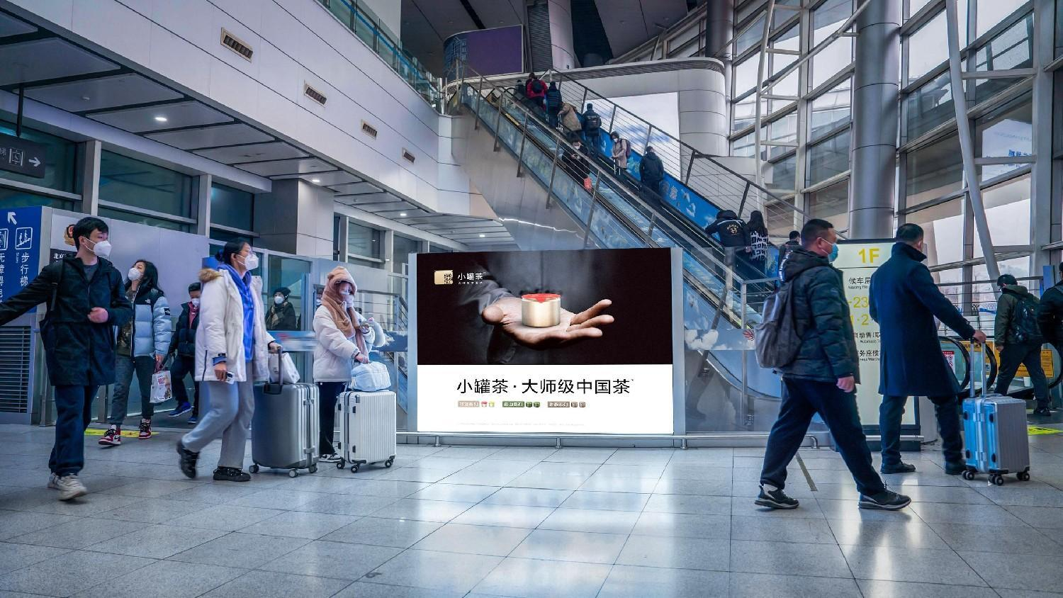 北京南站广告-南北进站扶梯两侧动感灯箱套装