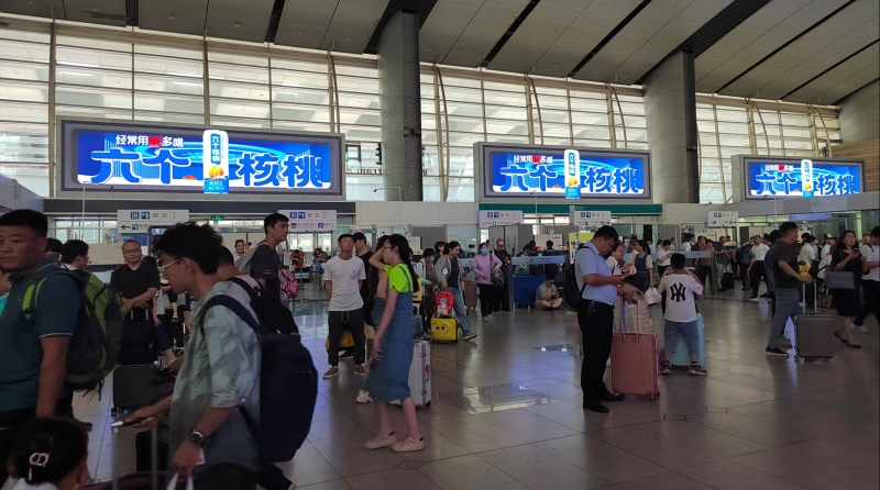 Beijing South Station Advertising-LED screen set on the west side of the waiting hall