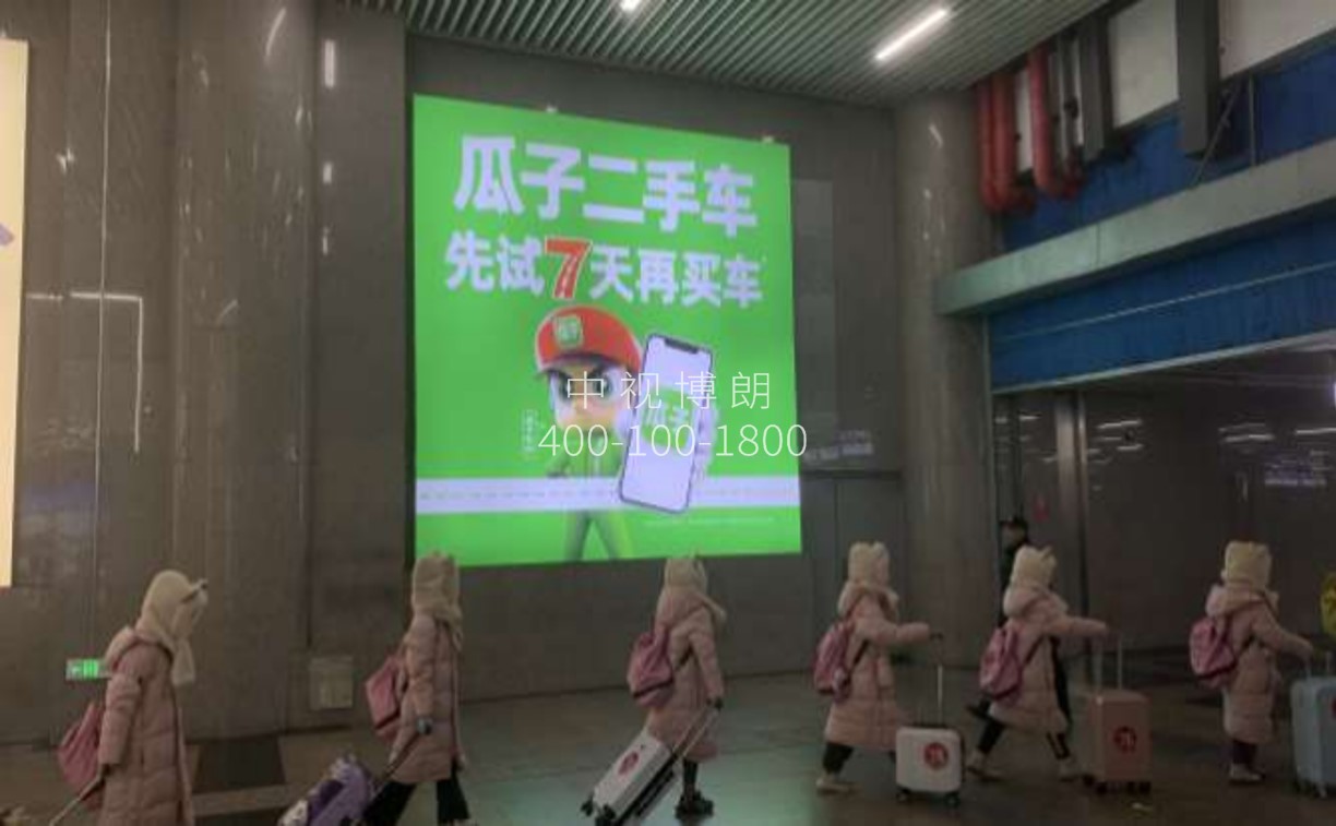 北京西站广告- 北二出站口通道灯箱2