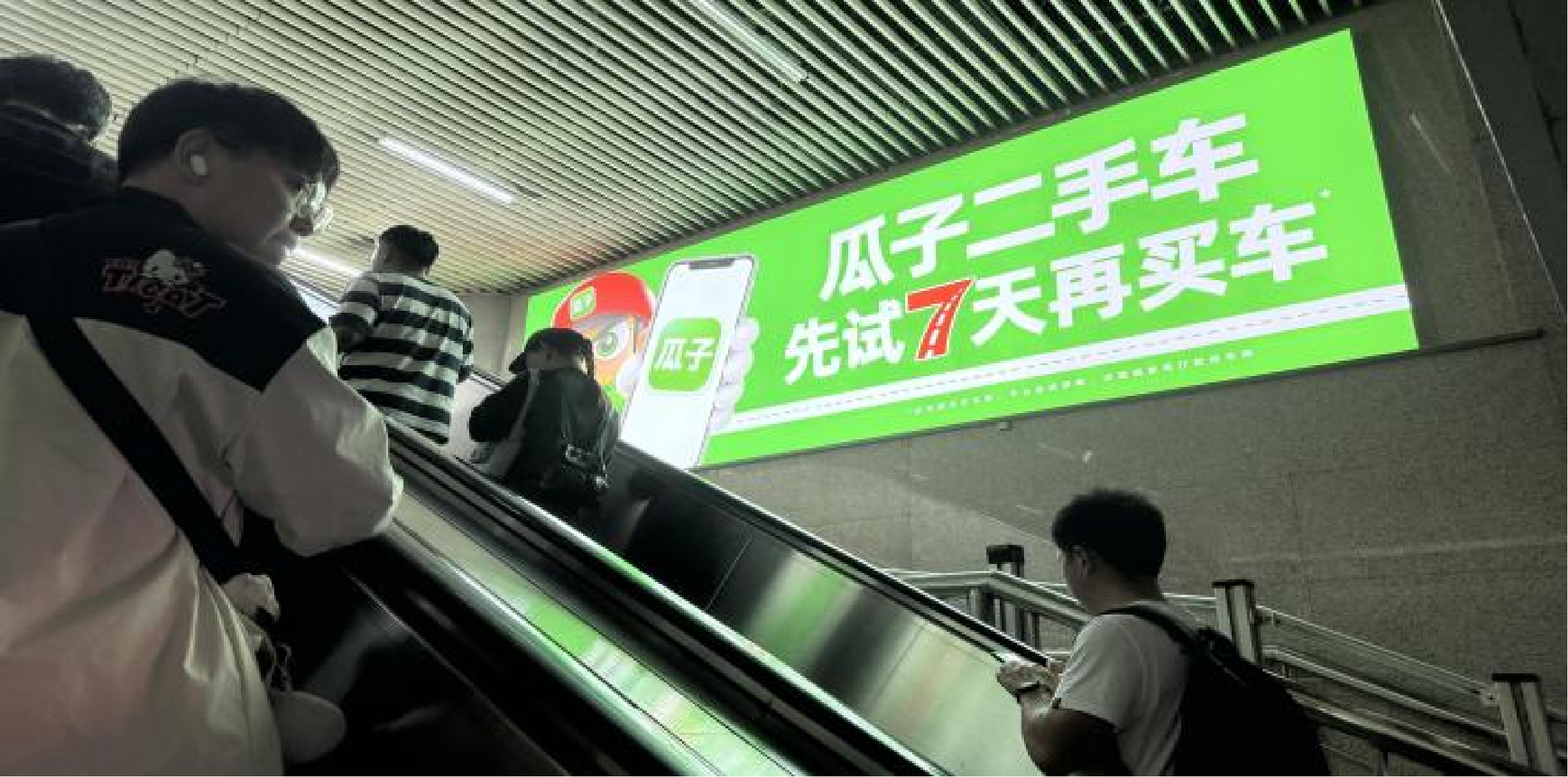 北京西站广告-南进出口扶梯灯箱