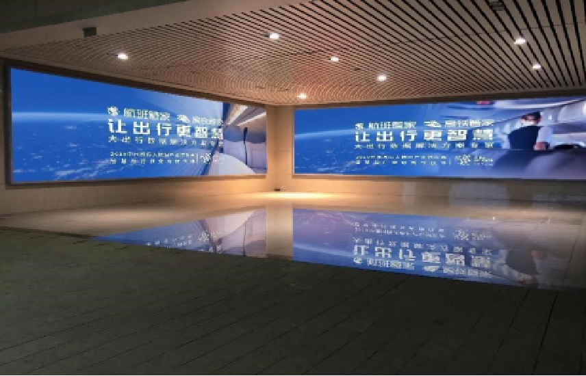 长春西站广告-进出站一楼巨幅灯箱