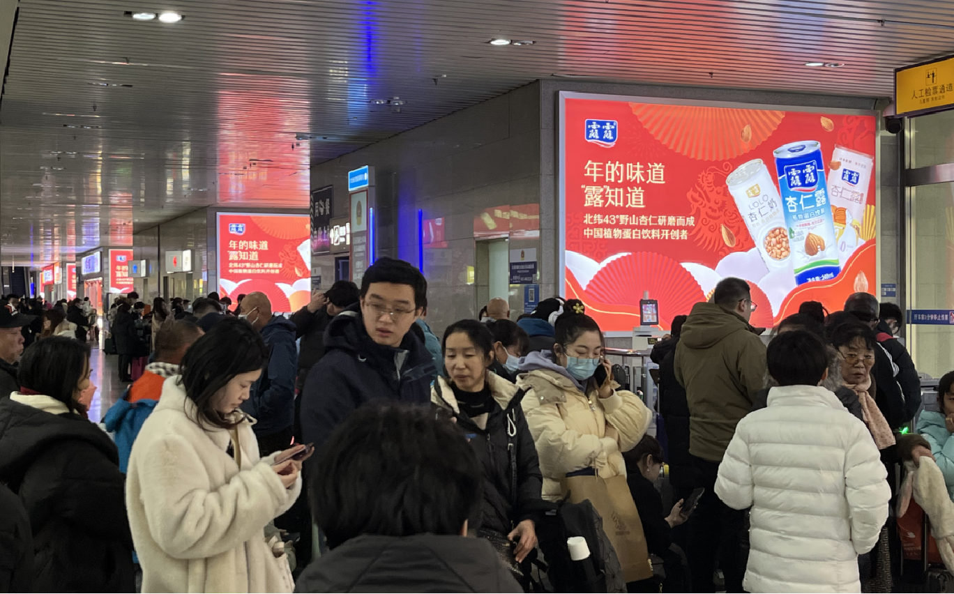 长春站广告-候车室东西检票口两侧灯箱套装