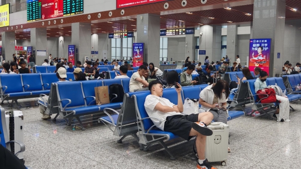 Реклама южного вокзала.-Наборы для чистки экрана в зале ожидания