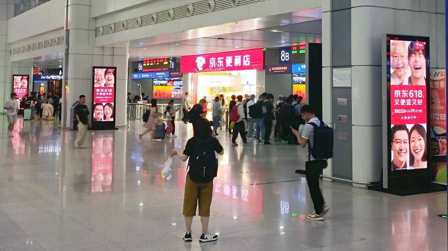 Реклама Северного вокзала.-Наборы для самостоятельной щетки зала ожидания