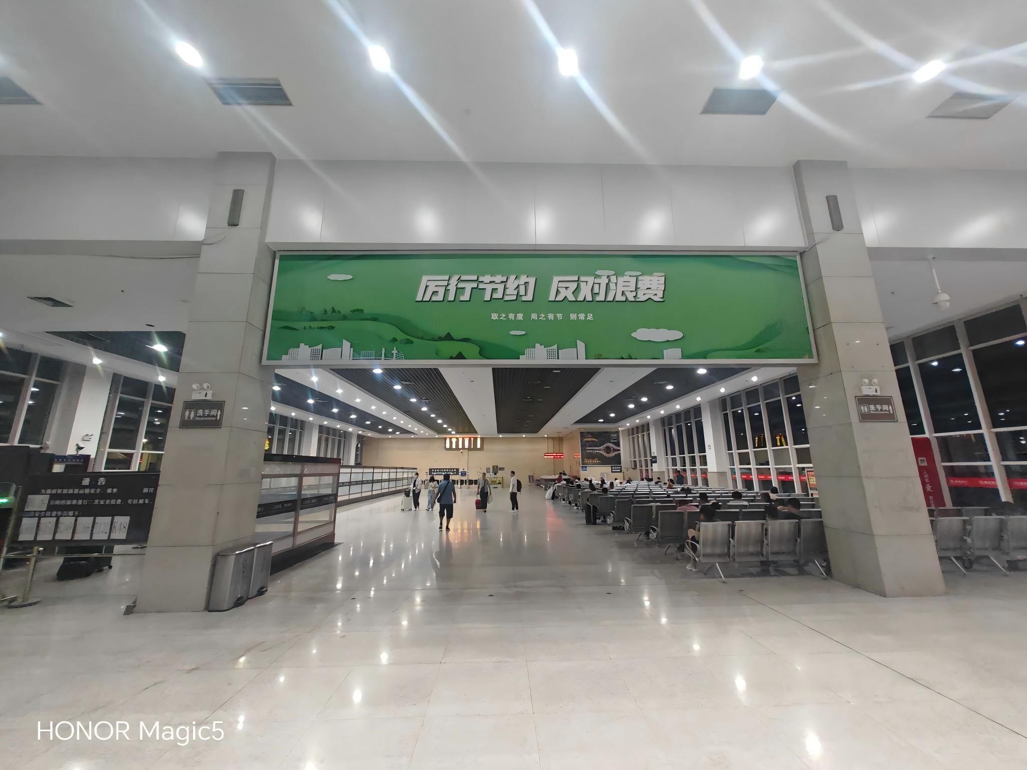 滁州北站-一楼候车厅中间灯箱