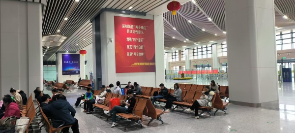 东莞南站-进站候车厅柱面灯箱