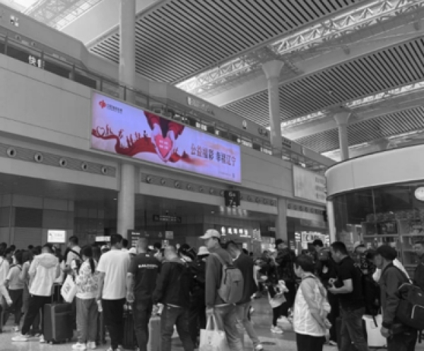 大连北站广告-候车室检票口灯箱