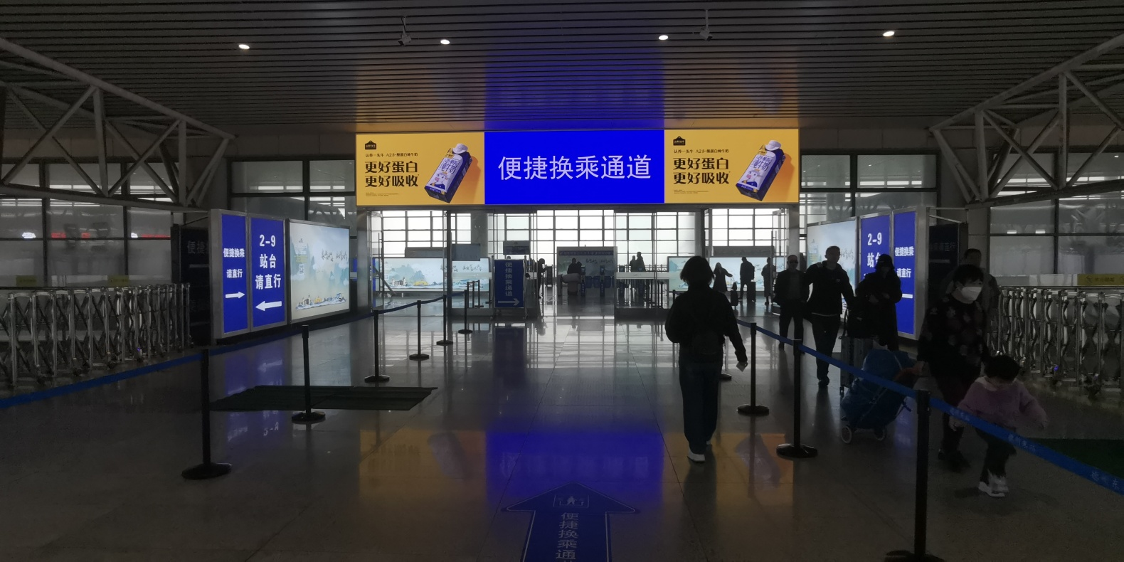 德州东站广告-进站换乘通道LED屏套装