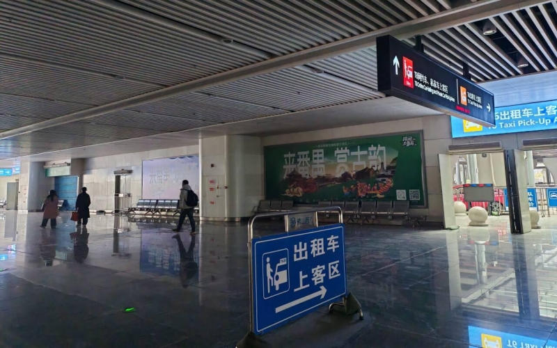 佛山西站广告-出站通道墙面灯箱1