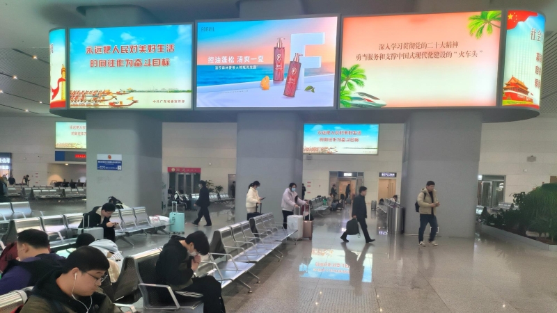 Реклама на Западном вокзале.-Набор светодиодных экранов для зала ожидания