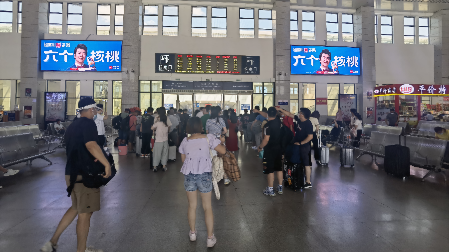 抚州东站-进站一层大厅中央LED屏套装