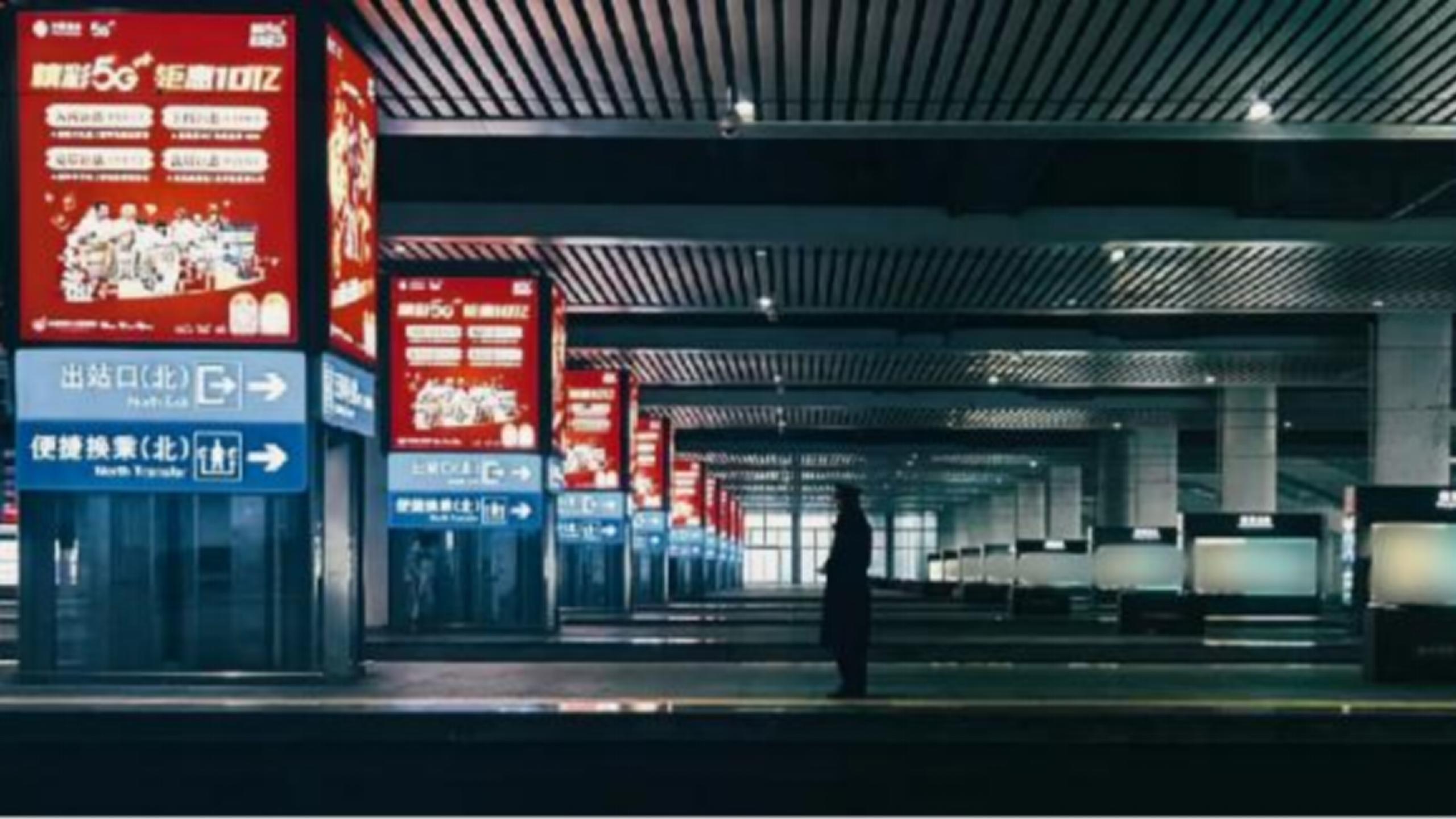 贵阳北站广告-站台层无障碍直梯灯箱套装