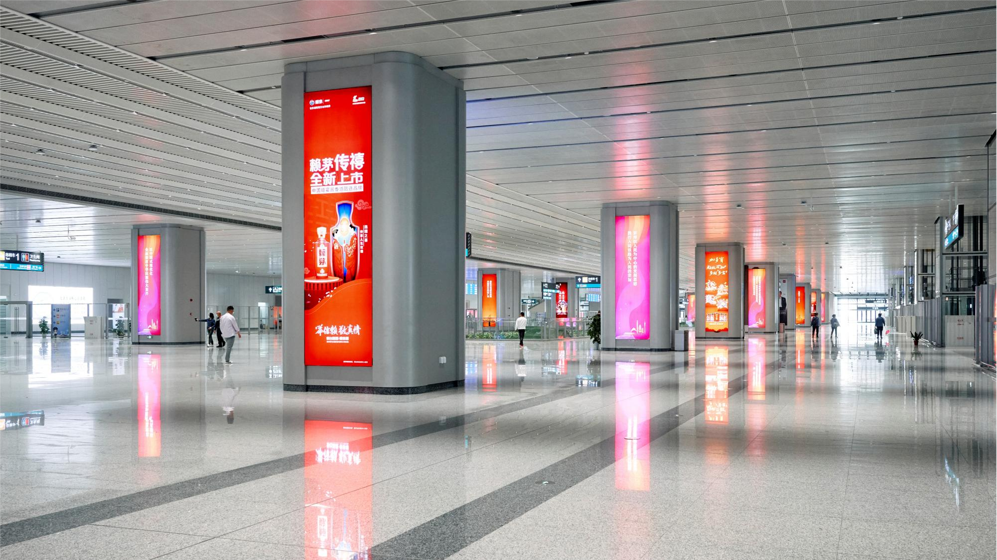 Guangzhou Baiyun Station advertisement-Outbound channel cylindrical lightbox set 1
