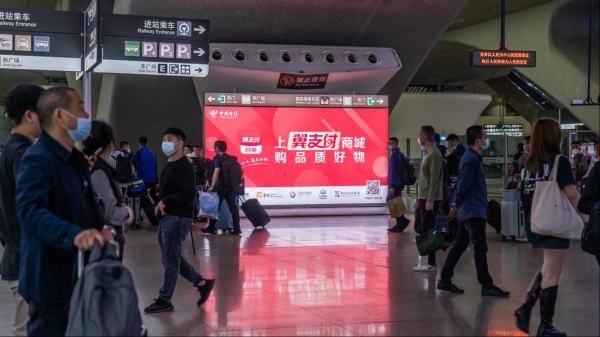 广州南站广告-出站安检口外通廊灯箱套装2