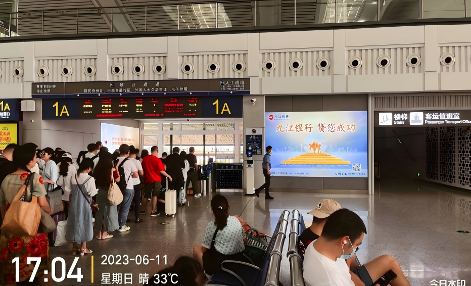 赣州西站广告-进站候车厅闸机两侧灯箱套装