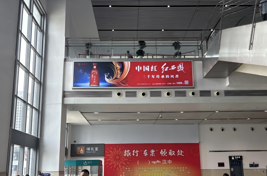 Hanzhong Station-Light box on the east and west walls of the 1F departure elevator