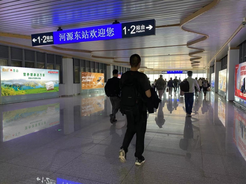 河源东站-进站通道落地灯箱