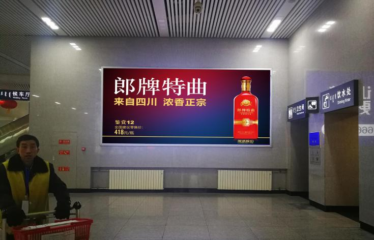 呼和浩特站广告-进站候车厅东侧灯箱QD01~03