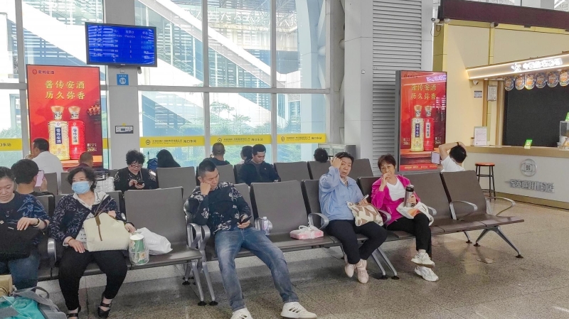 Реклама Восточного вокзала.-Наборы для чистки экрана в зале ожидания станции Хайкоу / Восточный вокзал Хайкоу