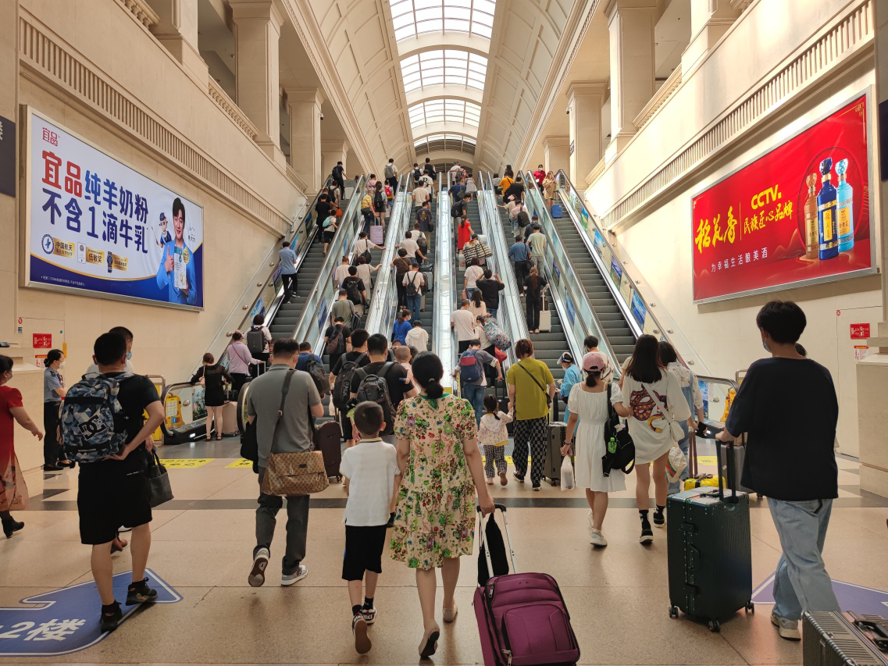 汉口站广告-进站大厅电扶梯两侧灯箱