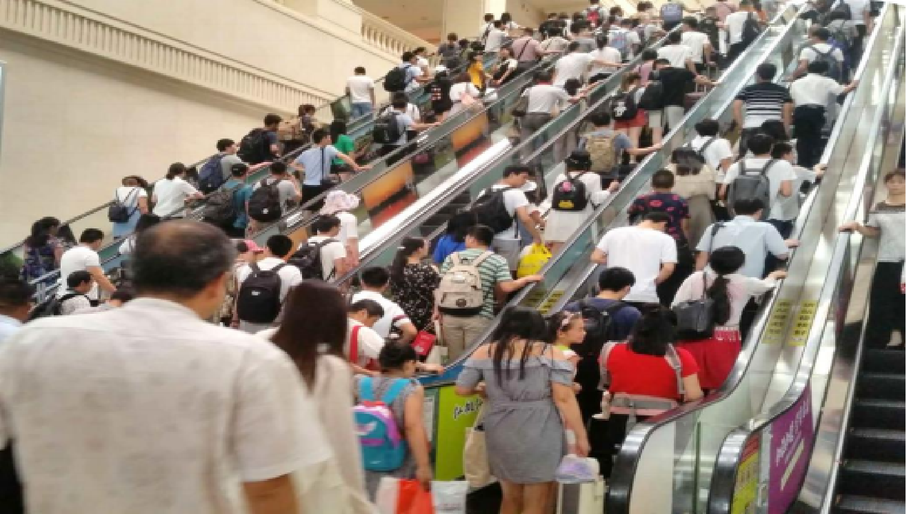 汉口站广告-进站通道扶梯玻璃贴膜套装