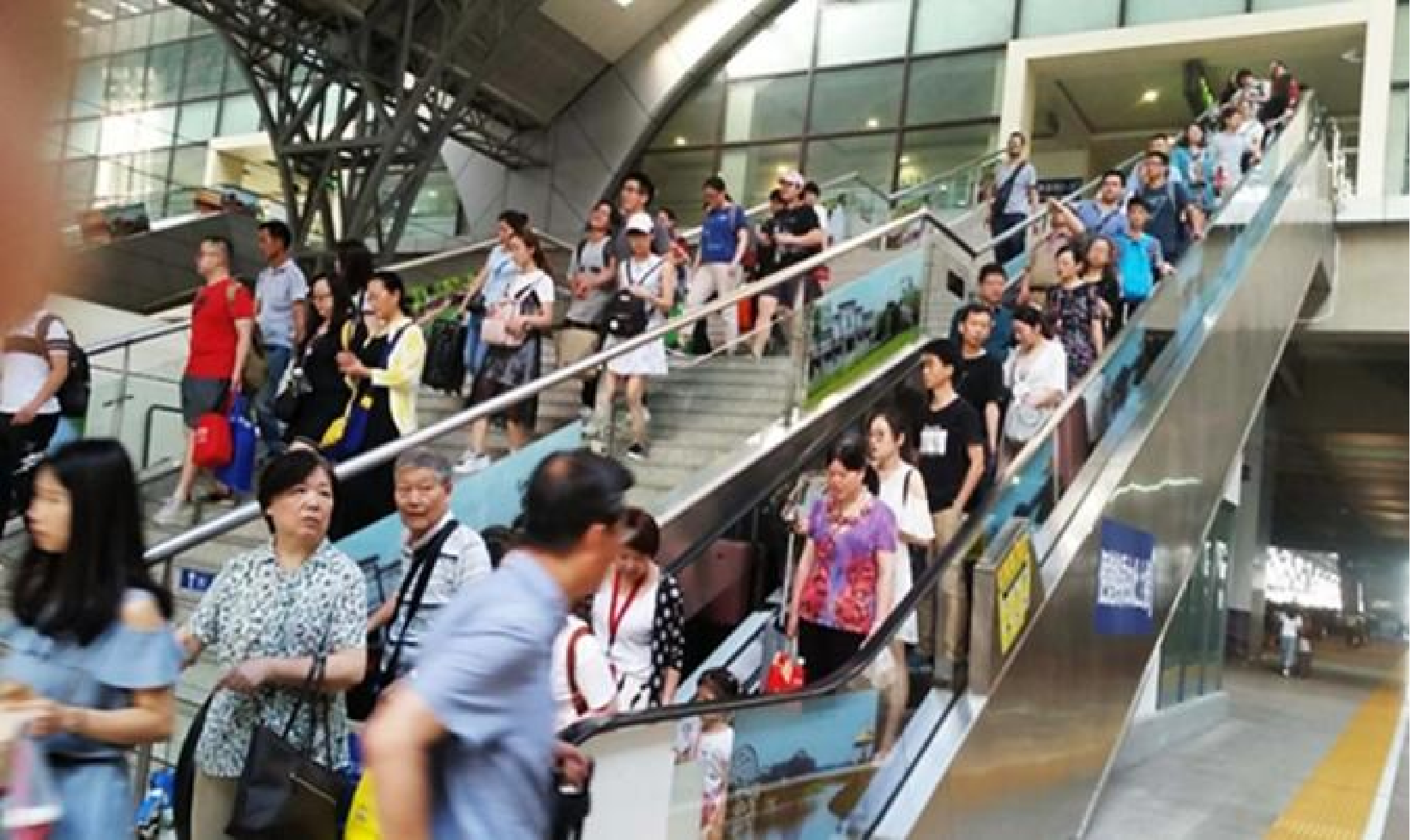 汉口站广告-下站台通道扶梯玻璃贴膜套装