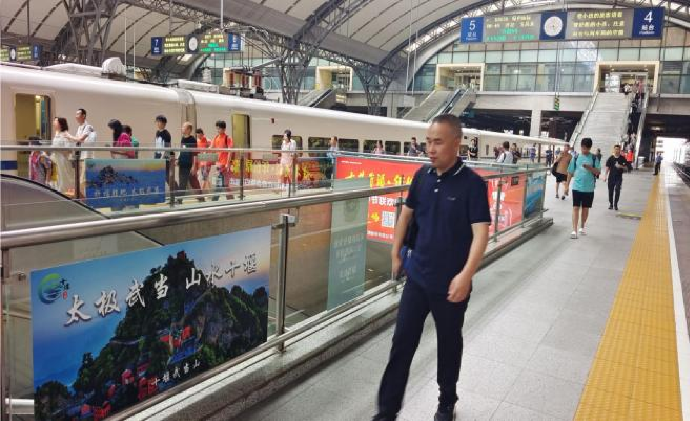 汉口站广告-站台层玻璃贴膜套装