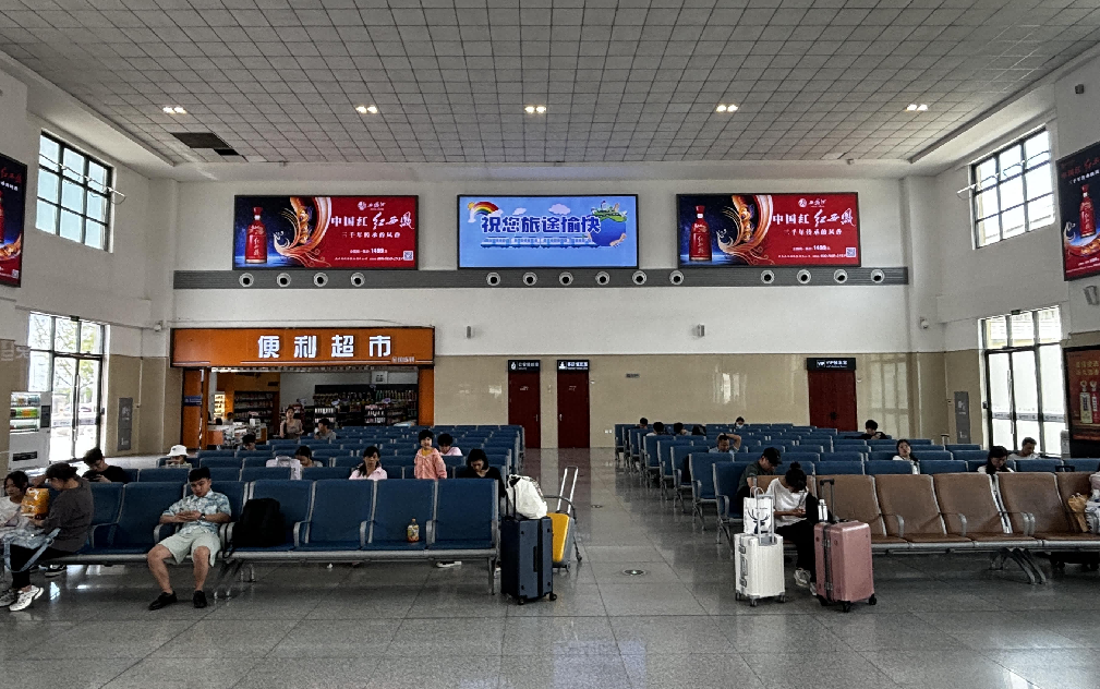 鄠邑站-候车大厅墙面灯箱