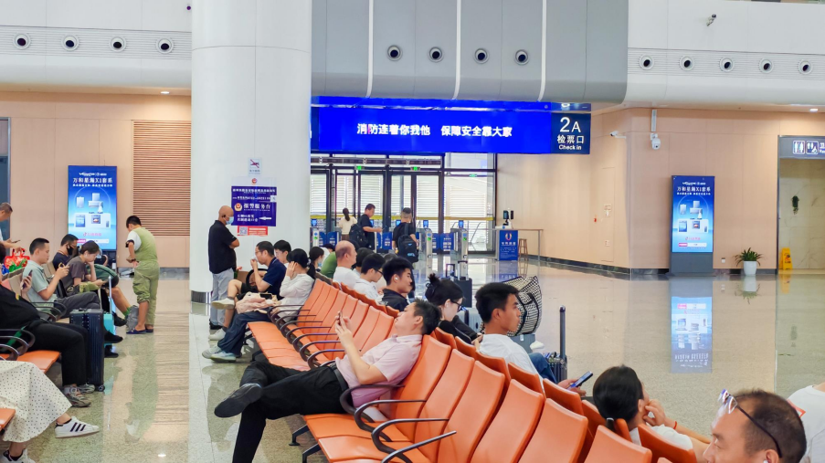 Huizhou North Station-Independent screen brushing set for waiting room