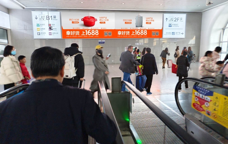 杭州东站广告-进出站交汇层墙面灯箱