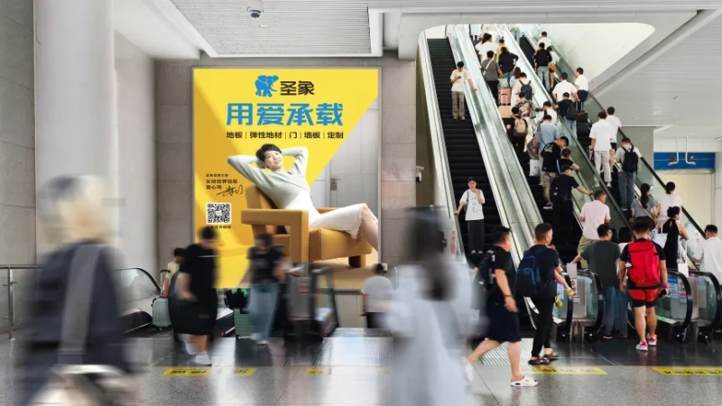 杭州东站广告-进出站交汇层扶梯灯箱