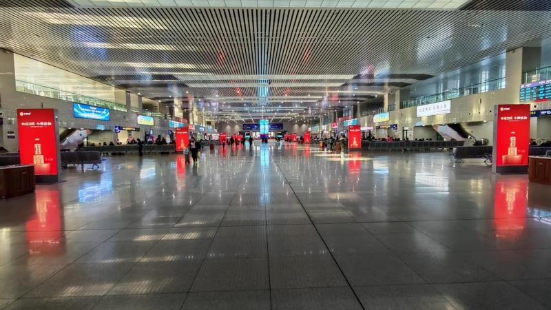 Реклама на станции Цзямусы-Наборы для самостоятельной щетки зала ожидания