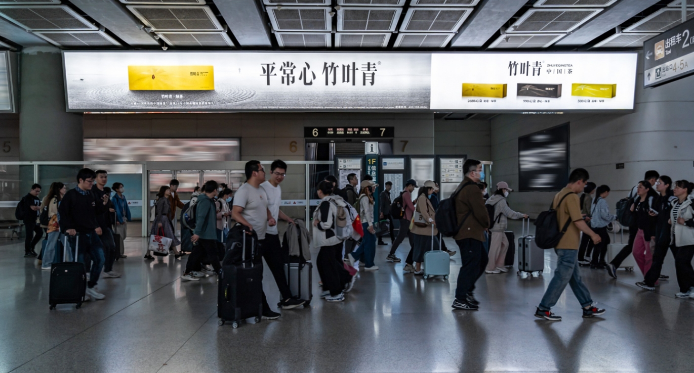 高铁广告-进站检票口灯箱1