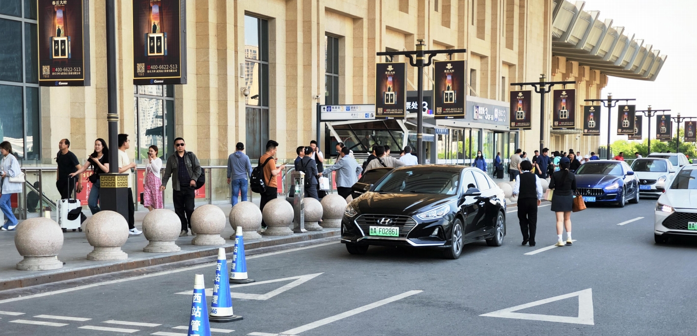 济南西站广告-落客平台旋转LED灯杆屏