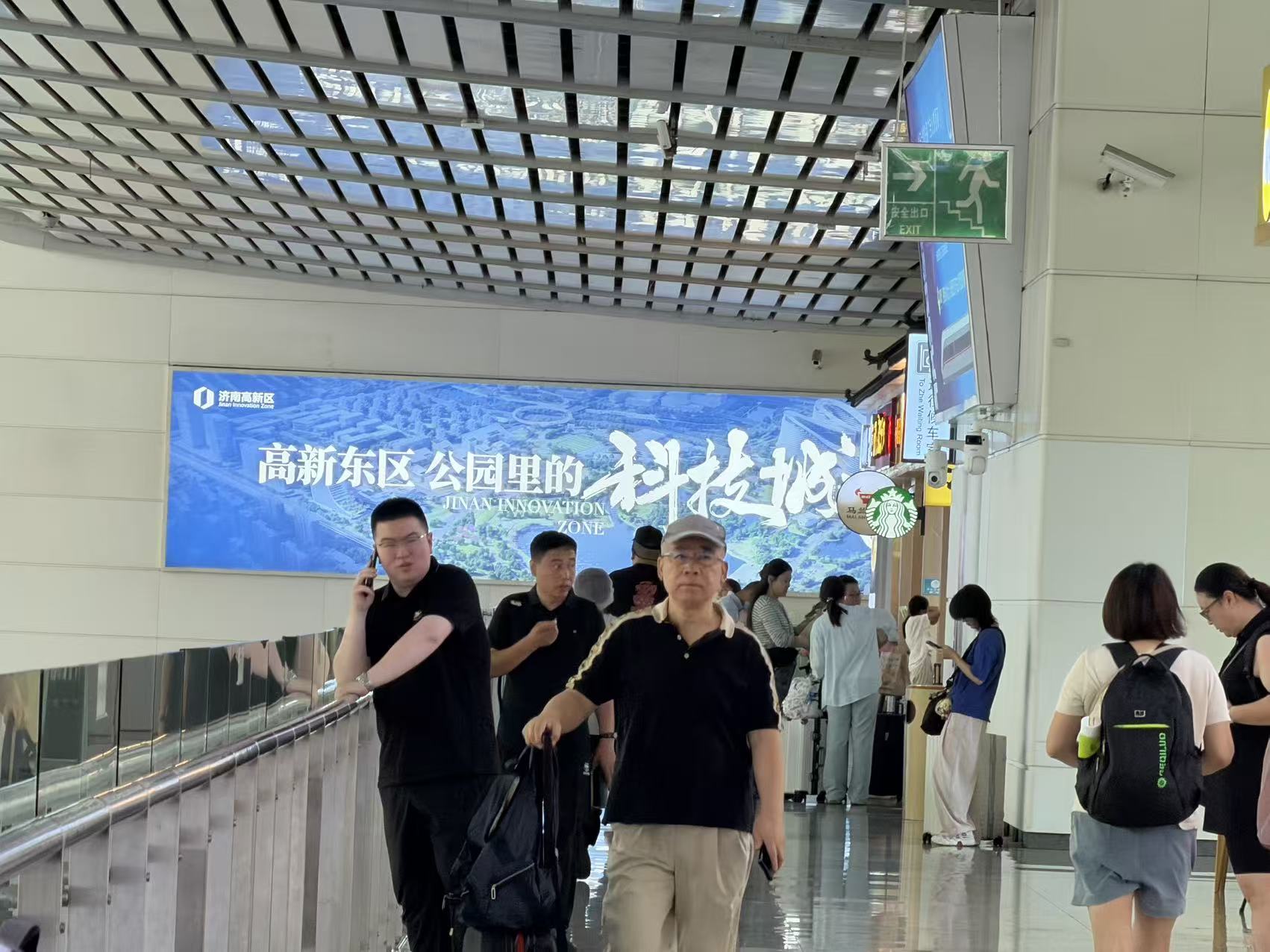 济南西站广告-进站候车厅扶梯上方灯箱
