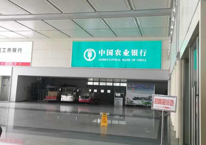 济南西站广告-进站检票口灯箱2