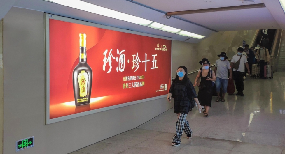 济南站广告-出站通道灯箱套装2