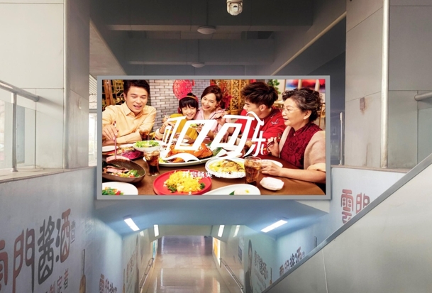 济南站广告-站台层灯箱套装2