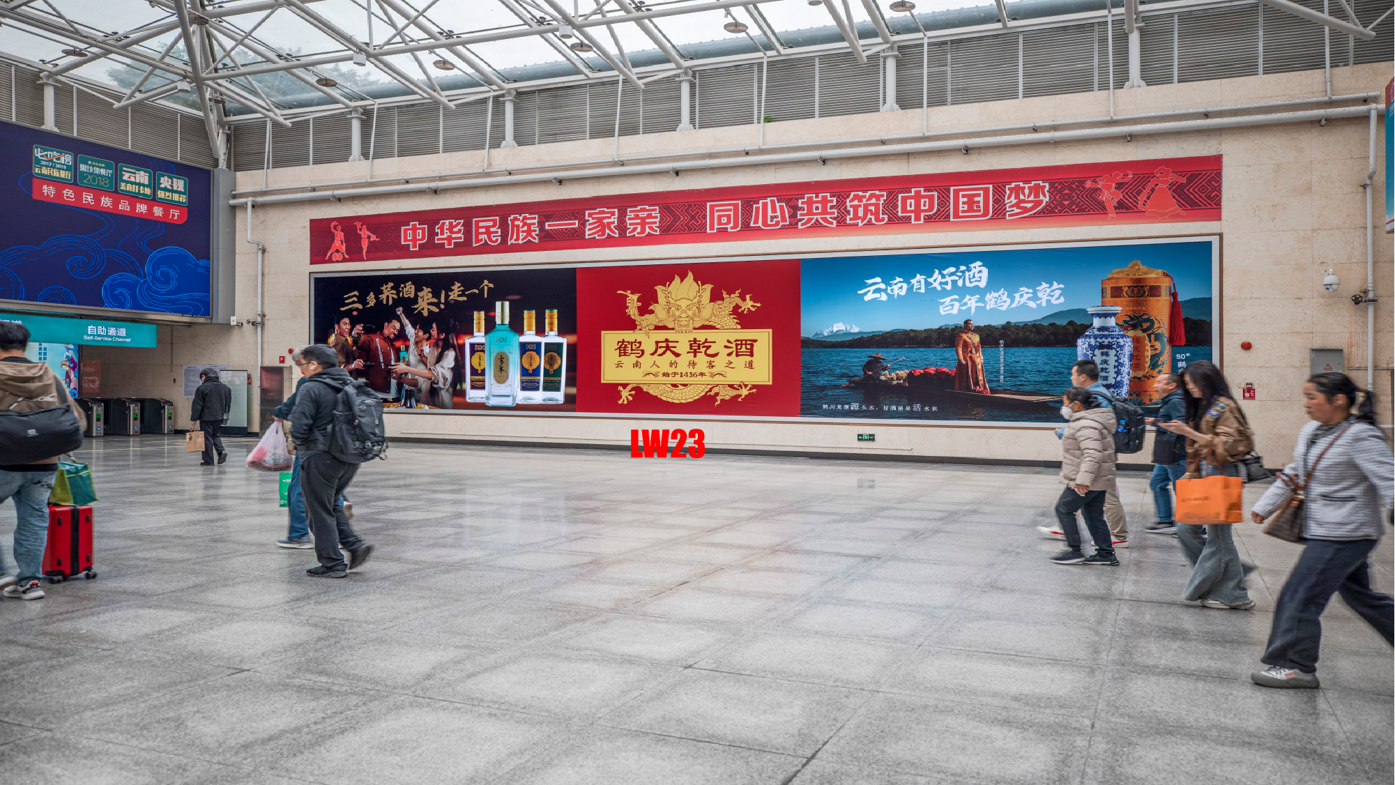 昆明站广告-出站通道采光厅灯箱