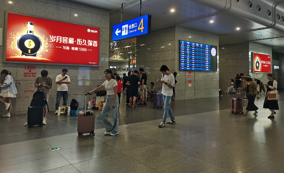 Kunshan South Station Advertising-Entrance security check wall lightbox